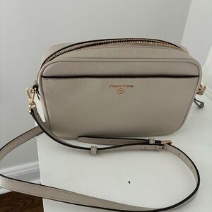 Michael Kors Jet Set Charm East West Crossbody Camera Bag Greige/Taupe